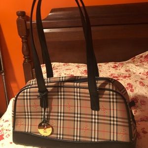 Authentic, preloved Burberry shoulder/handbag!